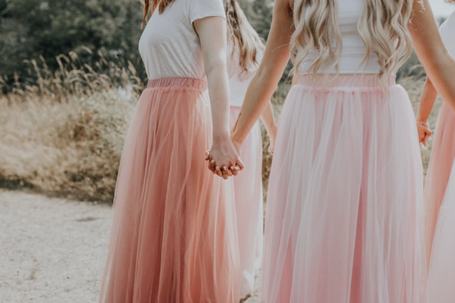 Femmes portant des jupes longues et des hauts blancs