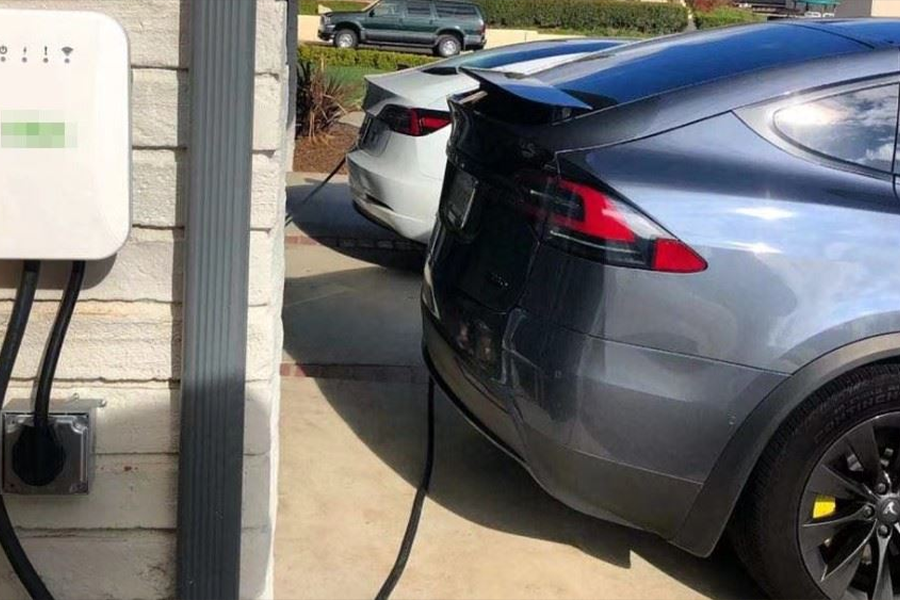  vehicle  charging in the rain