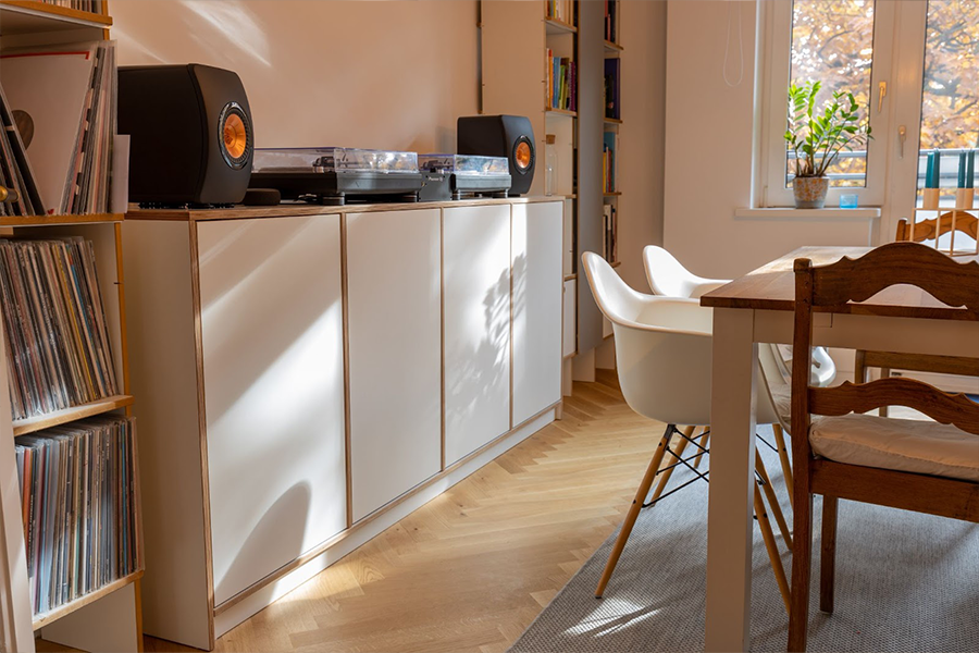 Pisos de vinilo de madera clara en un comedor con muebles blancos