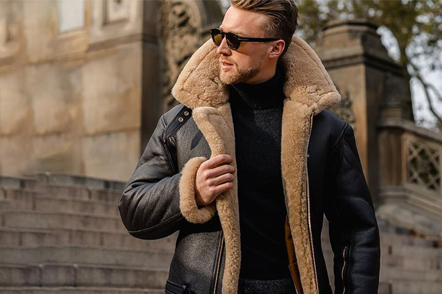 Un hombre vestido con un abrigo de piel de oveja