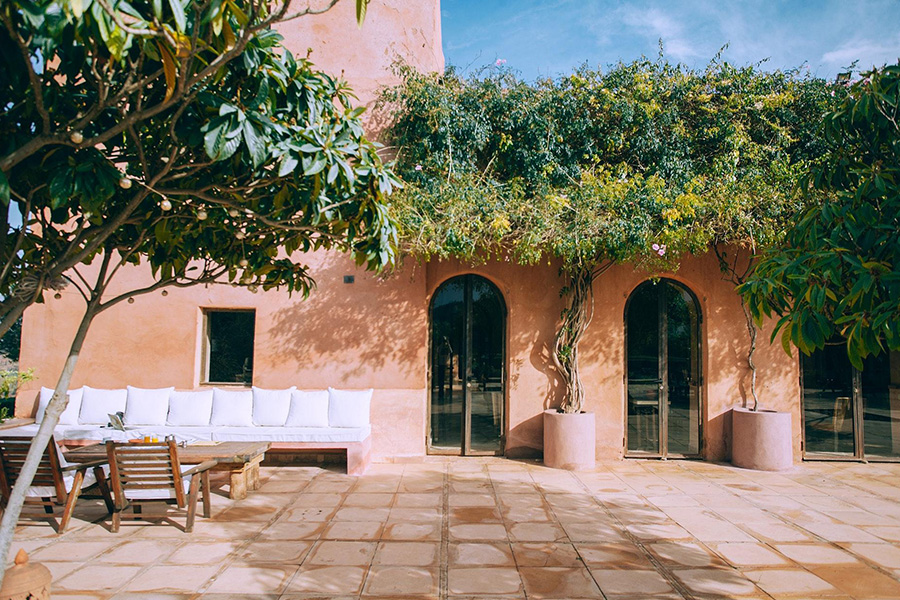 Un patio réalisé avec un sol en pierre naturelle