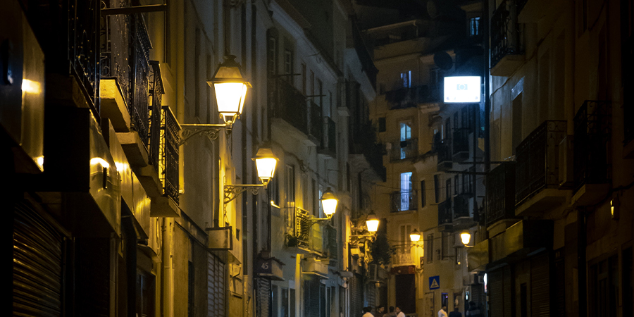 Lámpara de calle clásica en la calle por la noche