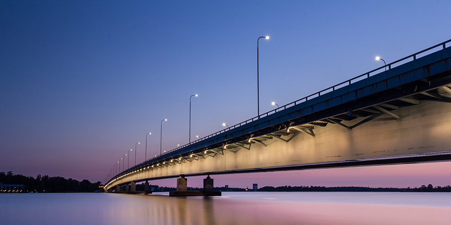 Luces en el puente del mar