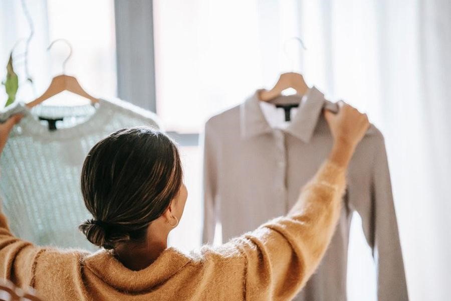 Donna in camicia marrone che prova a prendere una decisione