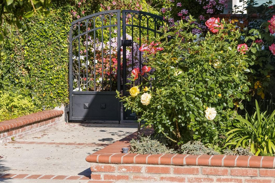 Puerta de jardín enclavada en plantas