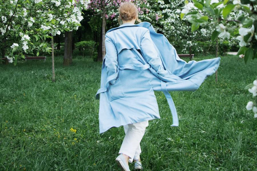 Lady mengenakan trench coat berwarna biru