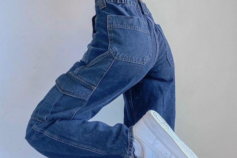 Senhora vestindo calça jeans azul cargo