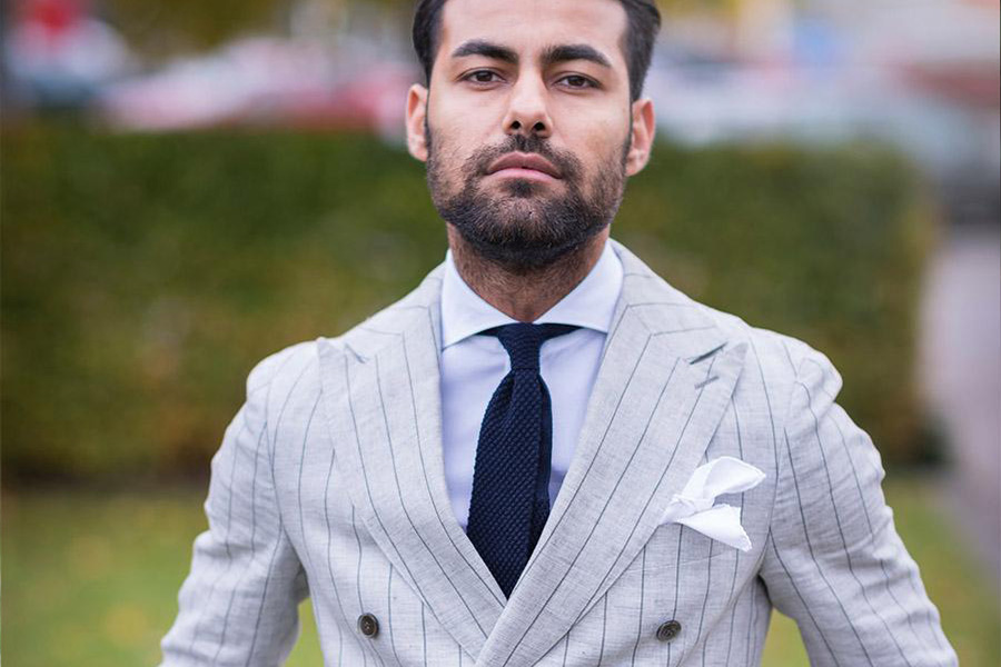 Homme portant un blazer DB à rayures blanches et bleues