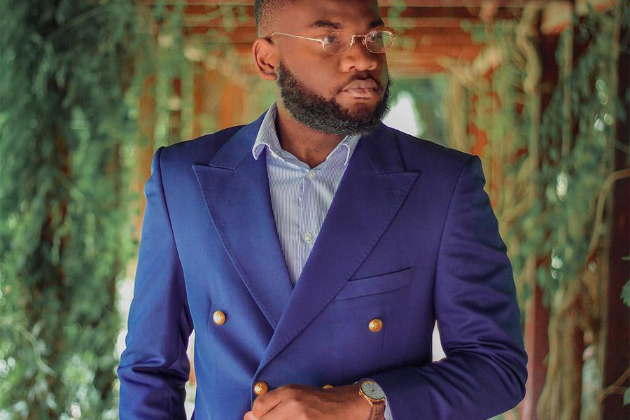 Homme portant un blazer DB bleu sur une chemise bleue