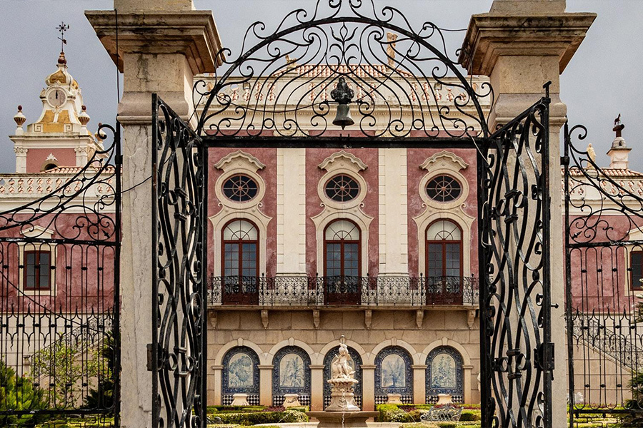 Puerta batiente abierta frente a un edificio grande