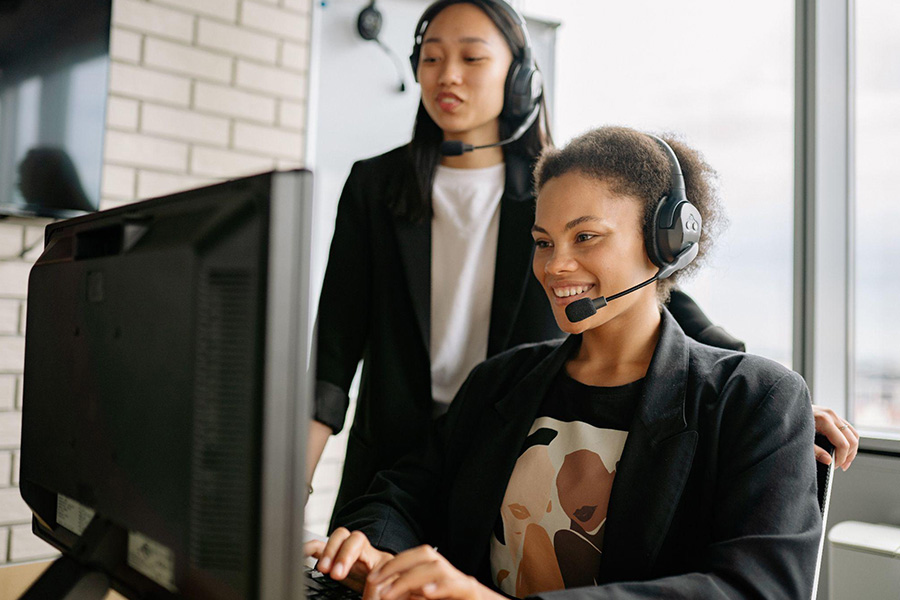 Personal de atención al cliente sonriente en el trabajo