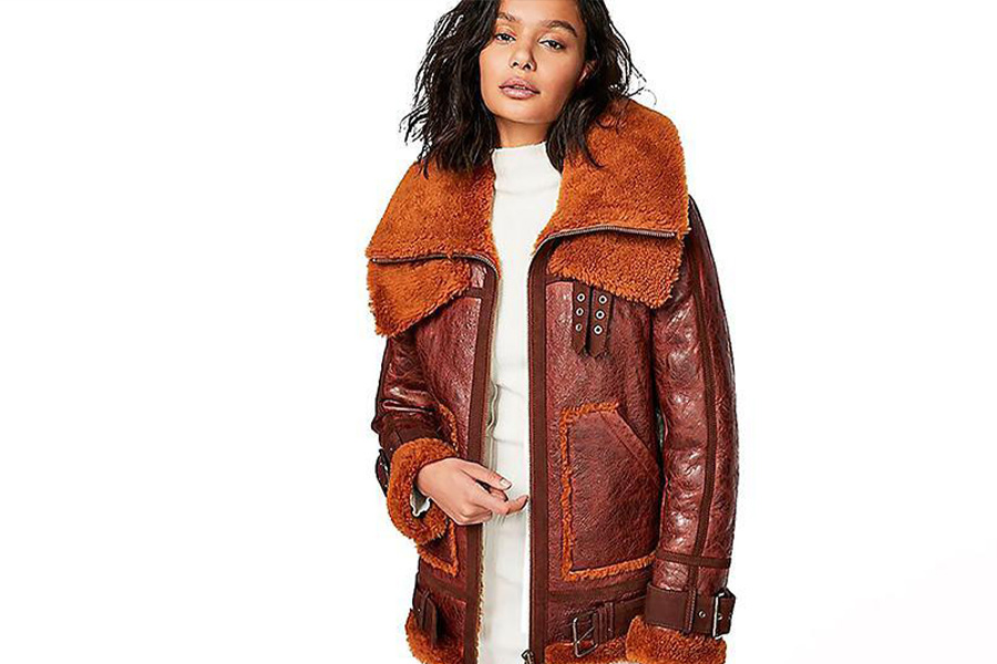 Una donna che indossa un giubbotto di shearling marrone scuro