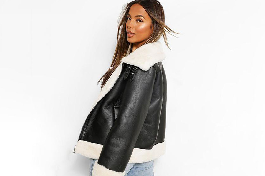 Una donna che indossa un giubbotto di shearling di pelle nera