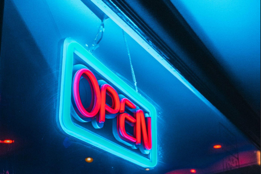 a neon sign that says the word opes