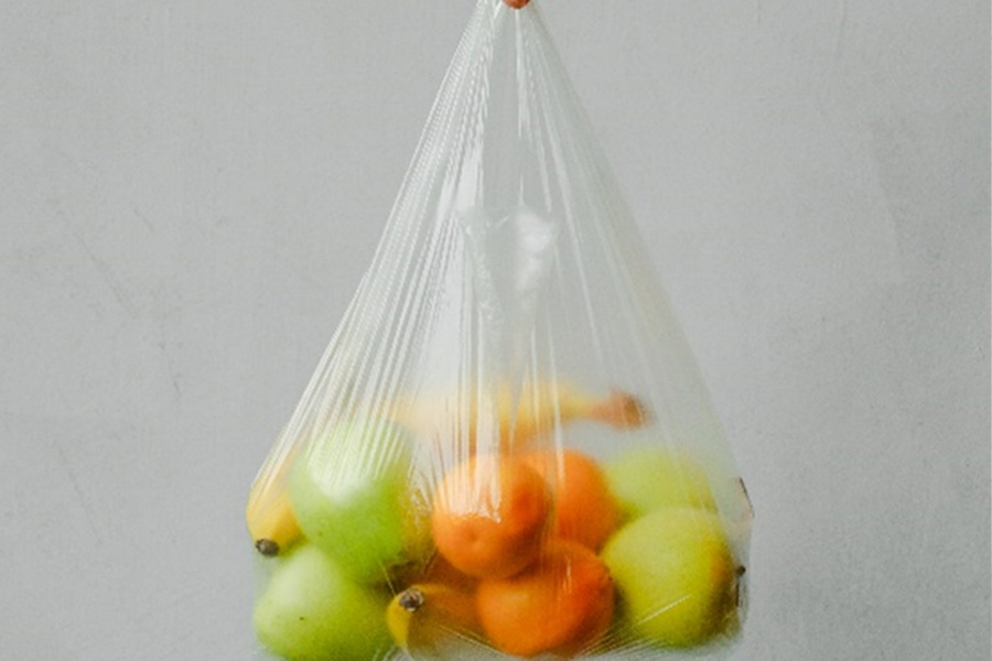 Sac d'épicerie en plastique transparent avec des fruits à l'intérieur