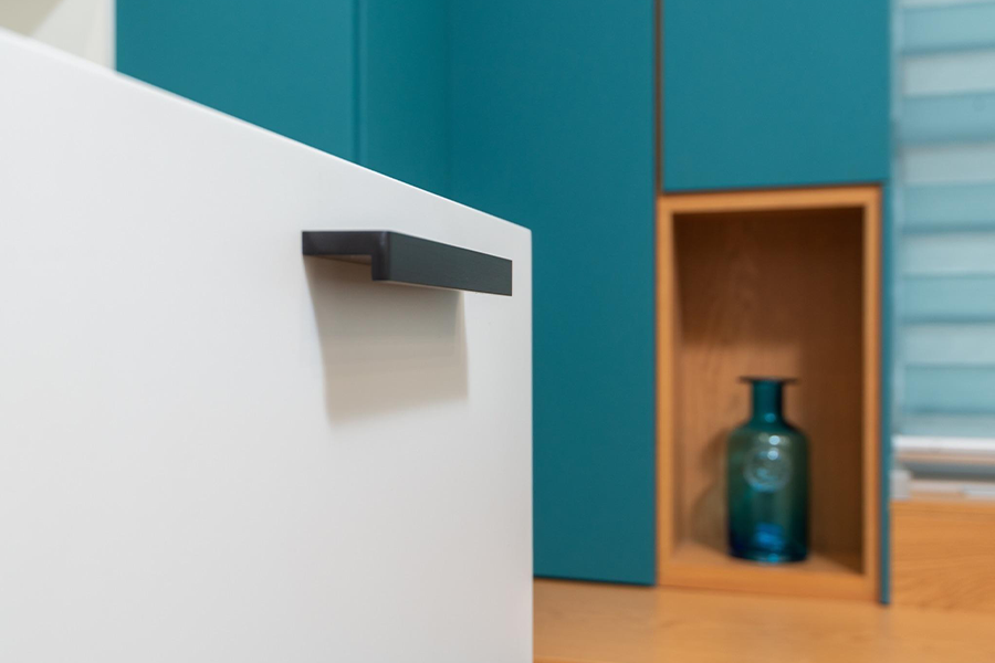 Una credenza contemporanea con sfondo verde acqua