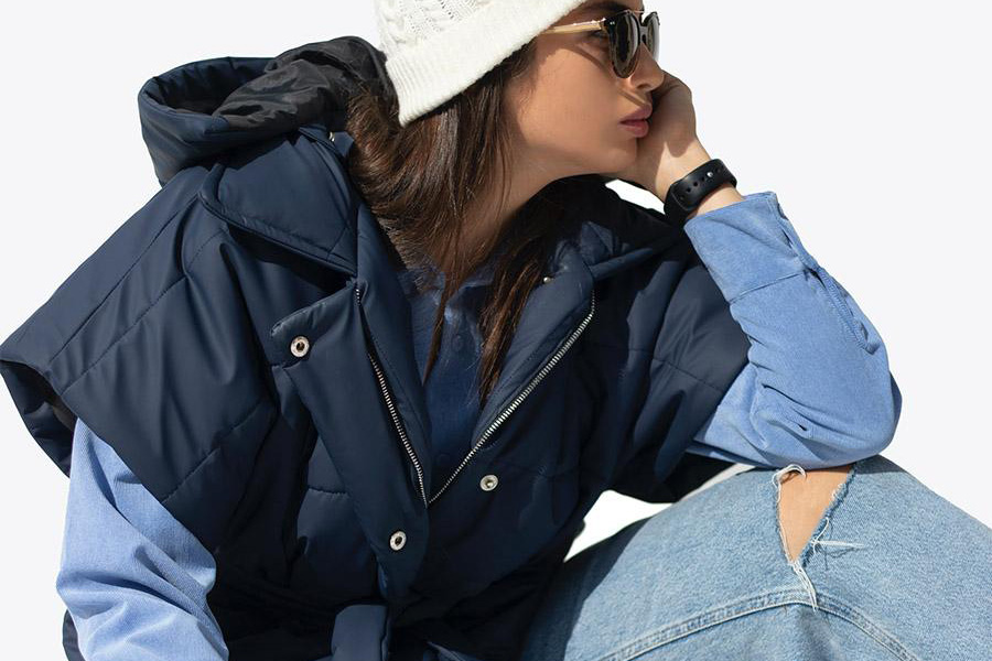 Dame rockt eine blaue modulare Pufferjacke