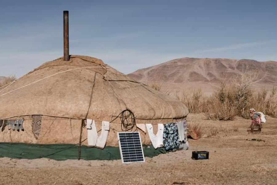 Panel solar fuera de una yurta tradicional