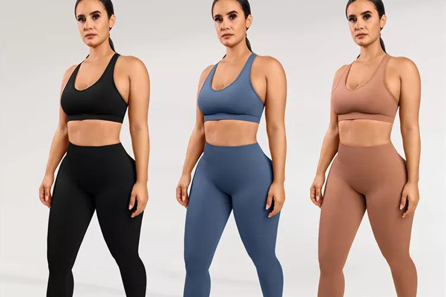 Donna in leggings e reggiseno sportivo