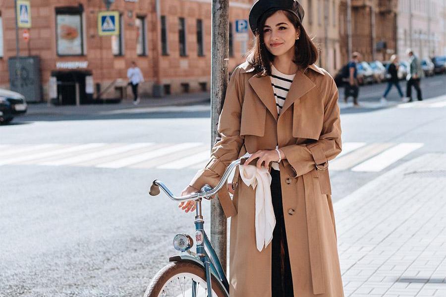 Femme portant un trench modulable beige