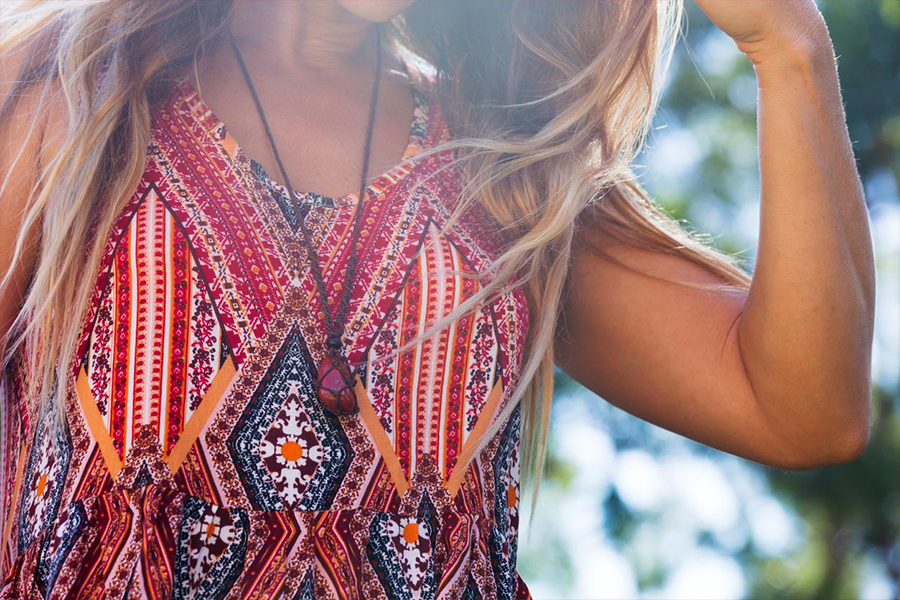 Frau trägt ein Mini-Boho-Kleid