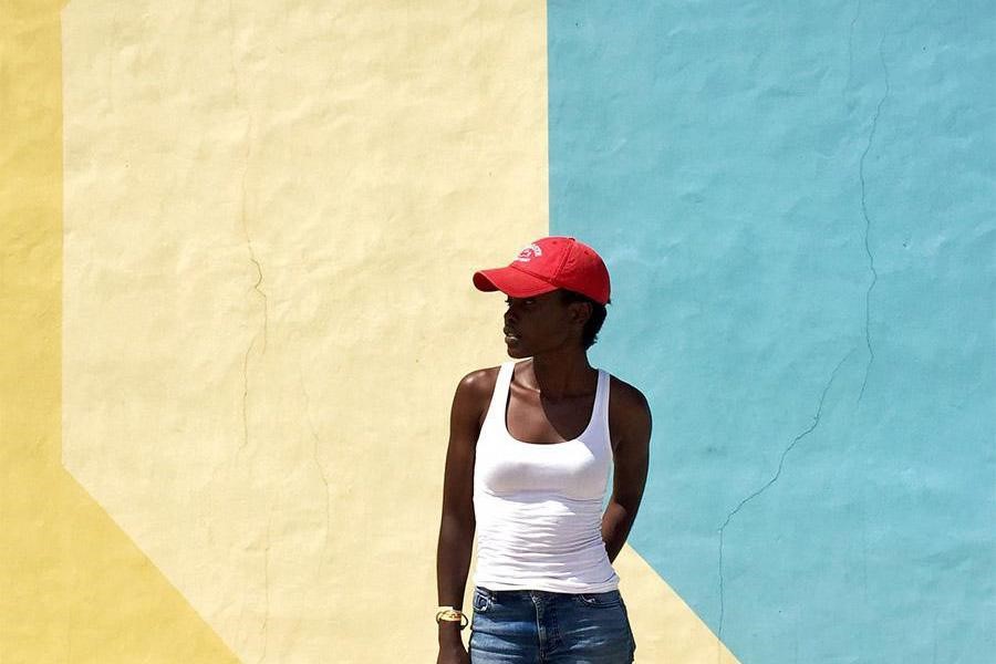 Donna che indossa una canotta bianca e un cappello rosso