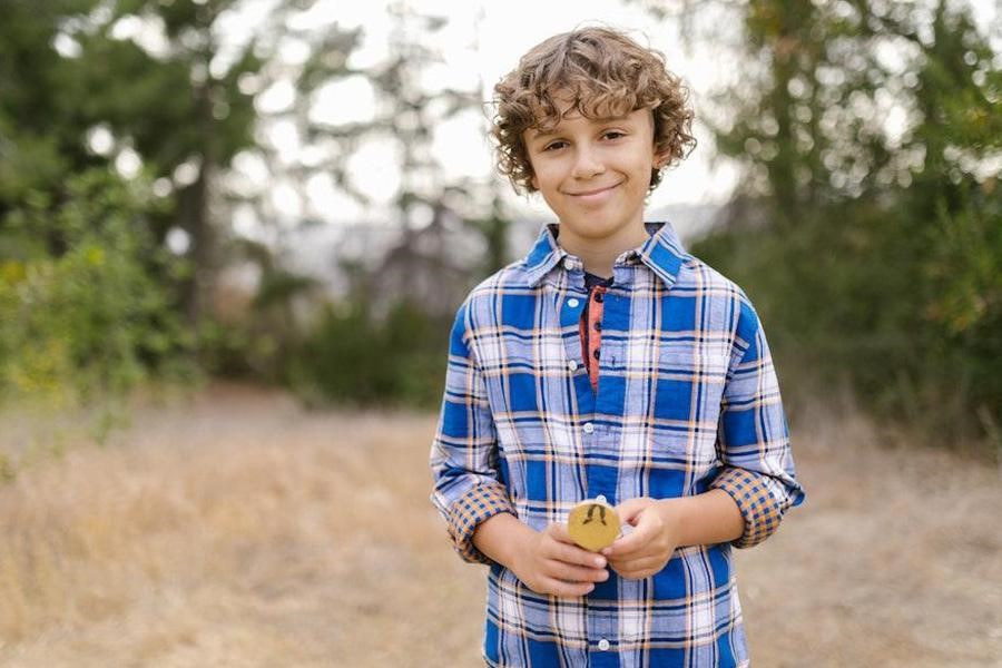 niño joven, llevando, un, azul, camisa a cuadros