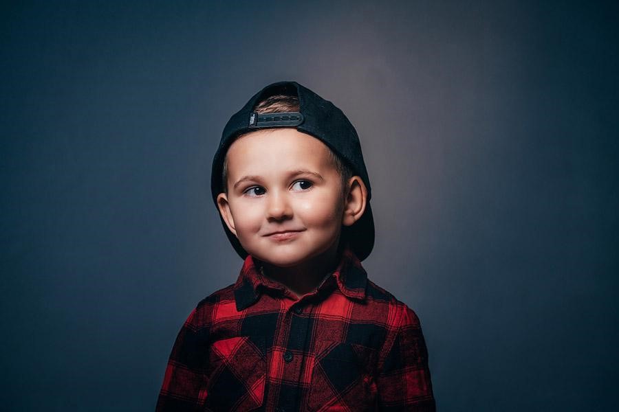 niño joven, llevando, un, rojo, y, negro, tela escocesa, camisa