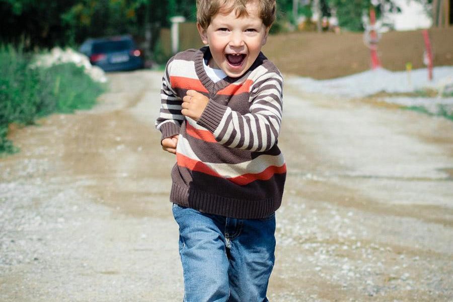 niño joven, llevando, un, rayado, sudadera