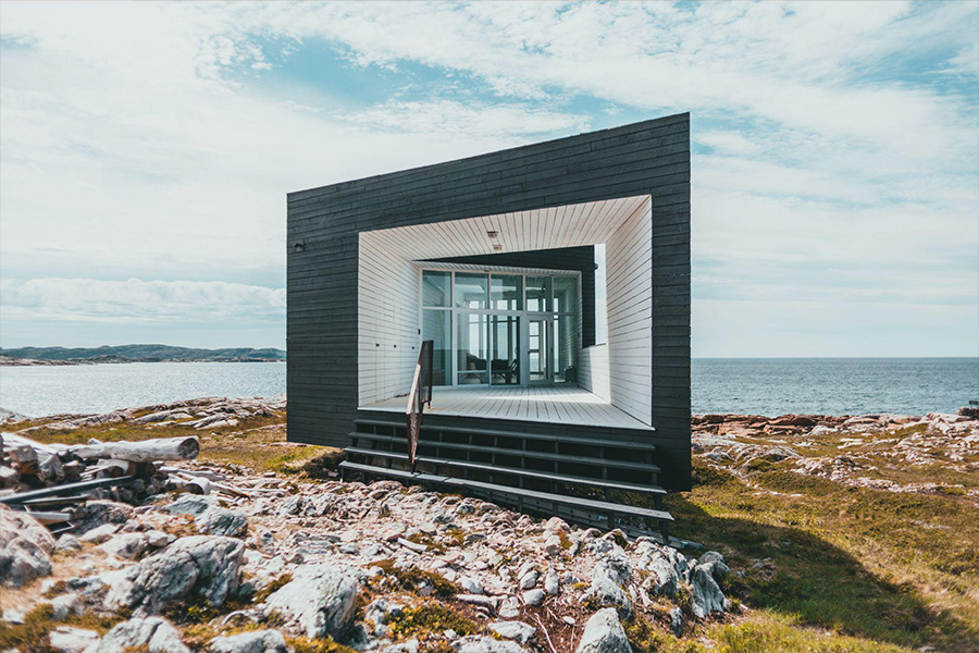 A tiny contemporary house by the ocean