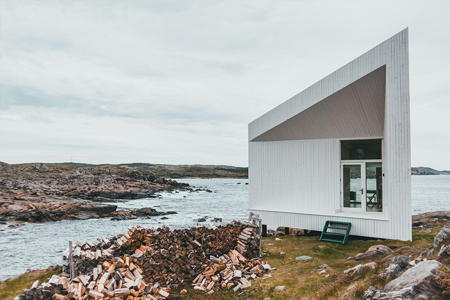 A tiny contemporary house by the water