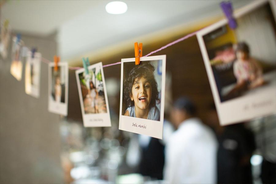 Fotos instantâneas penduradas em um cordão para decoração do quarto