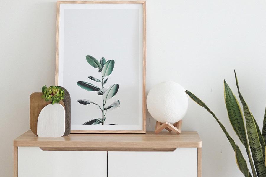 Quadro minimalista sentado em uma mesa lateral como decoração