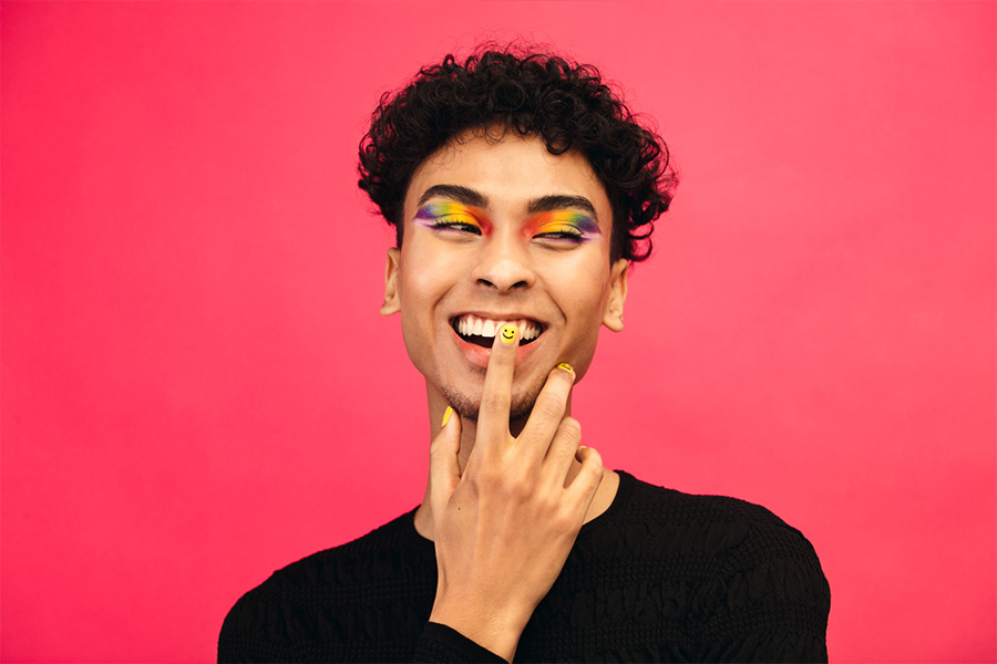 Uomo sorridente con nail art colorata