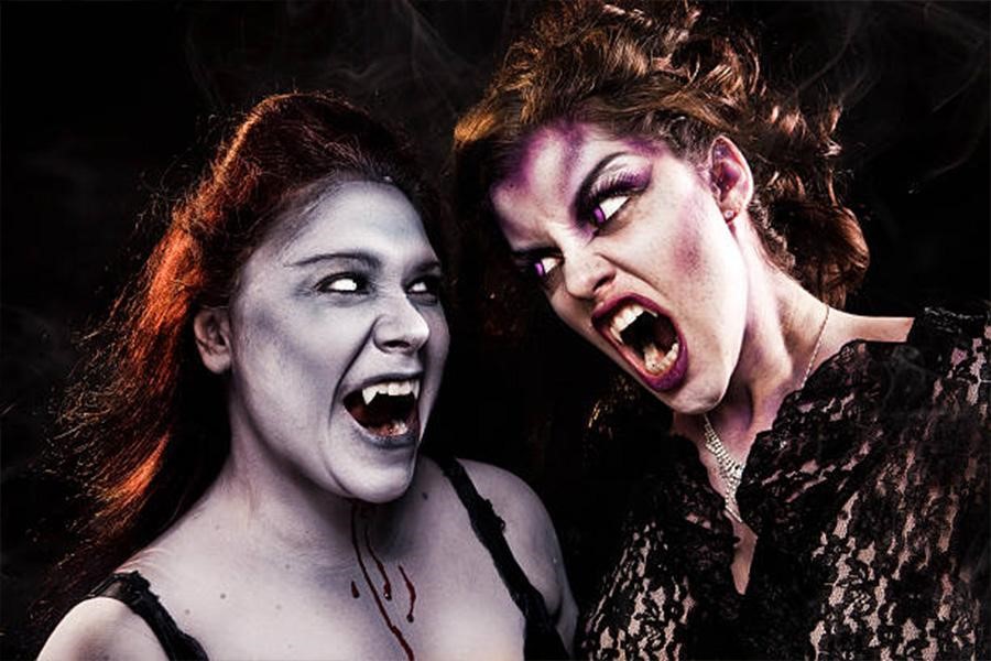 Dos mujeres vestidas de vampiros con maquillaje SFX