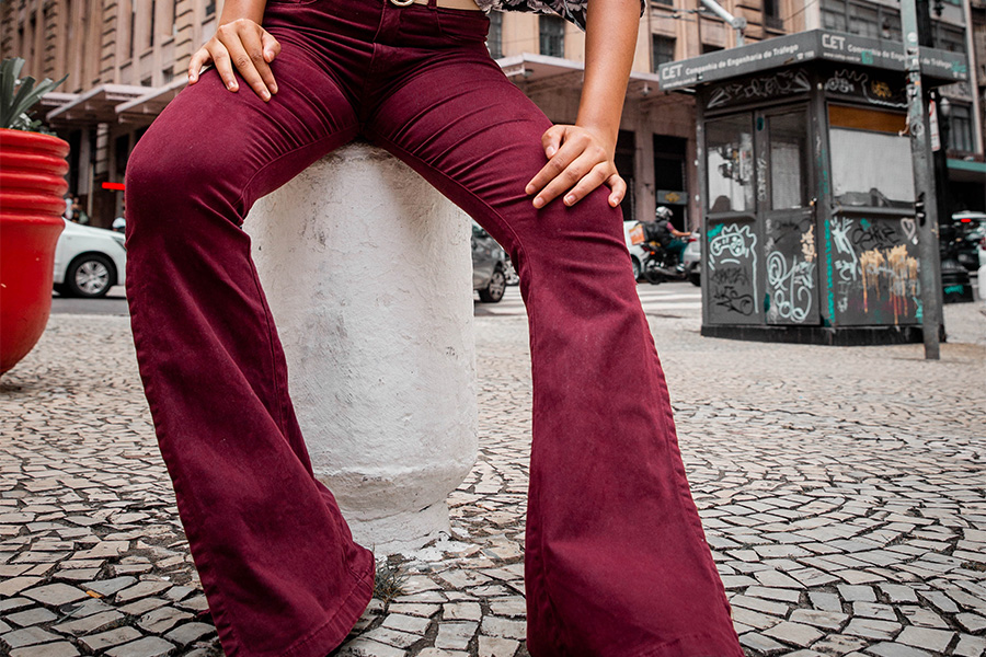 Mujer posando en la calle con jeans acampanados rojos