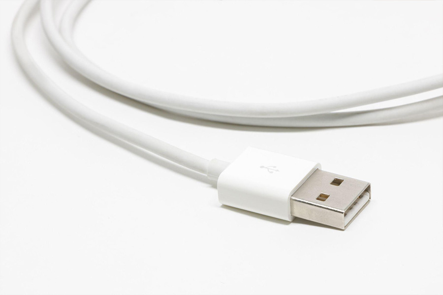 Un primer plano de un cable USB