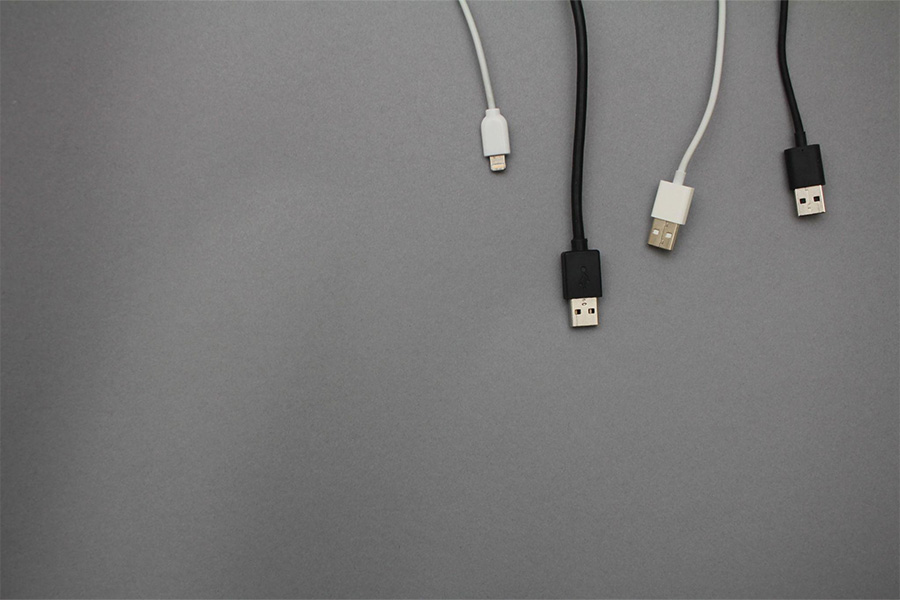 Un primer plano de un cable USB