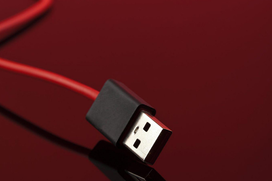 Un primer plano de un cable USB