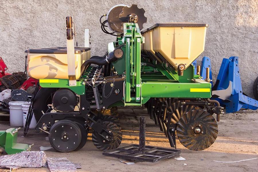 Semeador agrícola estacionado em uma garagem