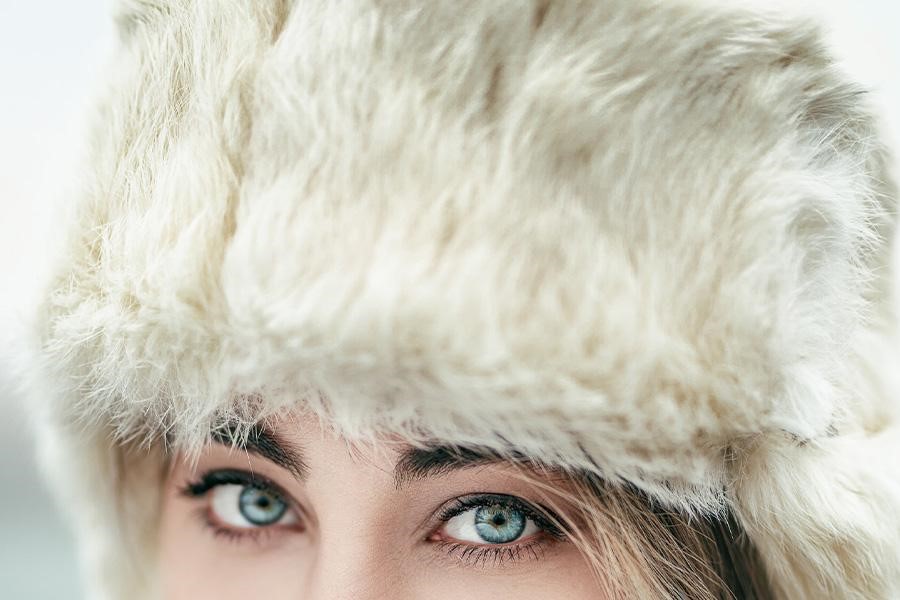 Close-up de uma mulher com um chapéu ushanka