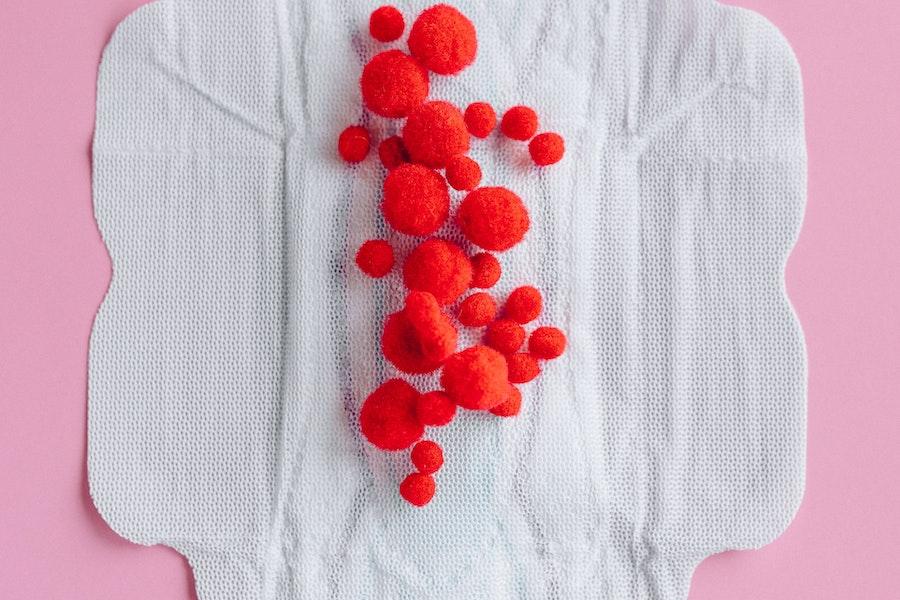 Penso menstrual reutilizável com bolas vermelhas