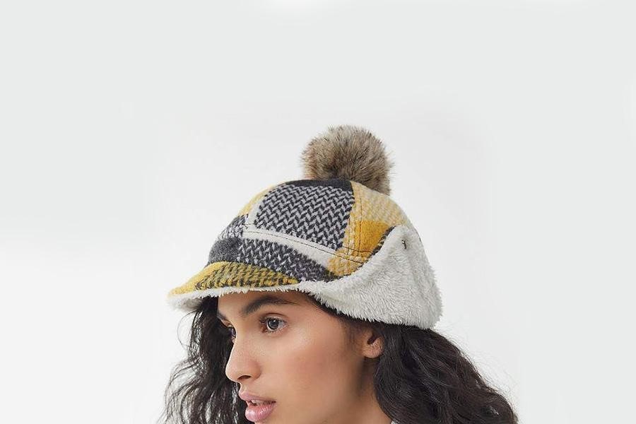 Mulher posando com um chapéu de deerstalker