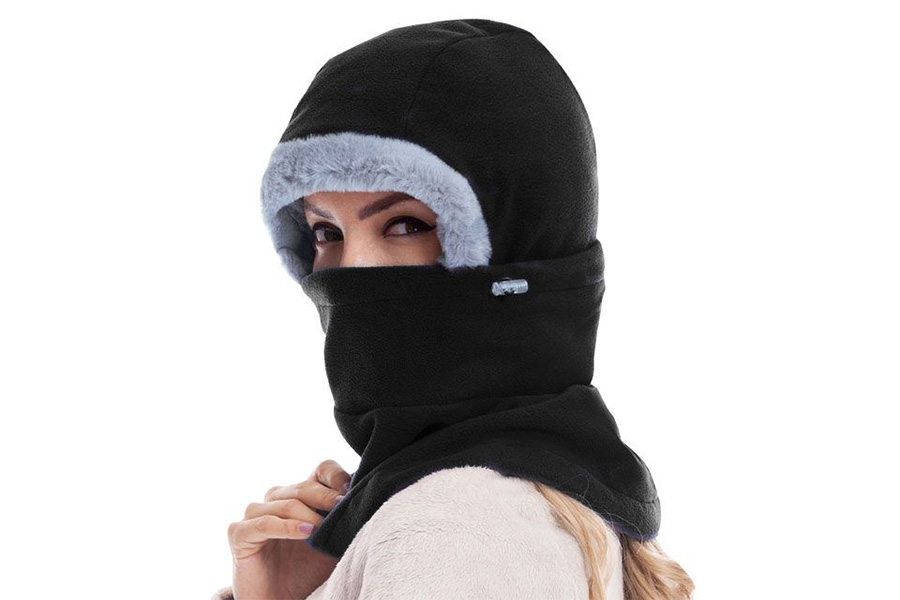 Wanita mengayunkan balaclava berkerudung hitam