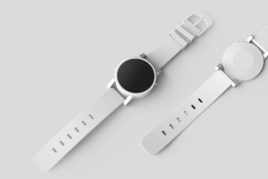 Eine Smartwatch mit weißen Armbändern