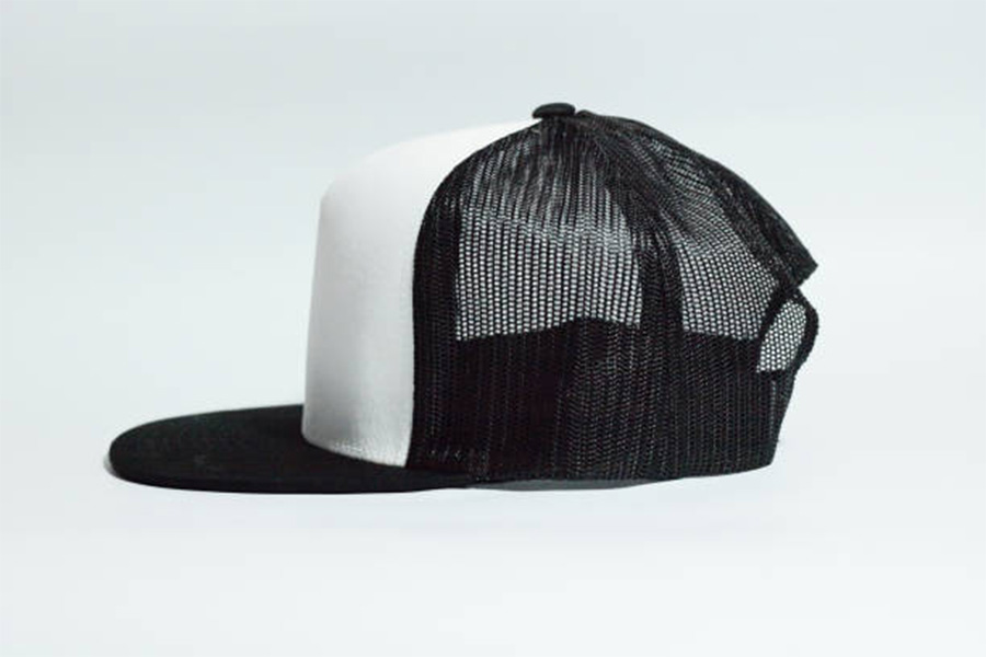 Cappellino trucker bianco e nero con visiera piatta