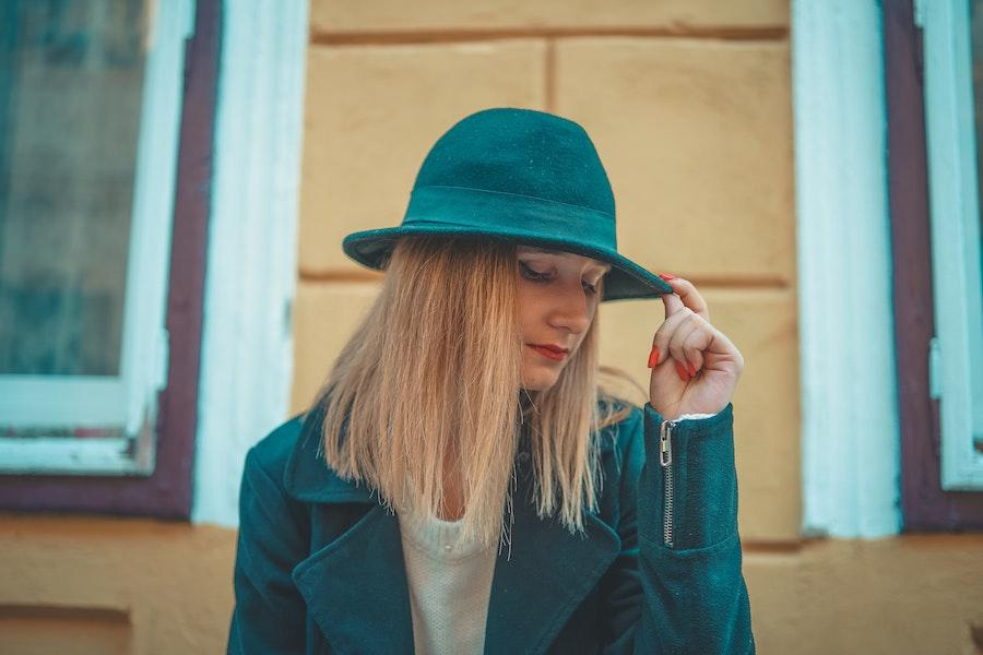 Blonde coiffée d'un chapeau cloche bleu