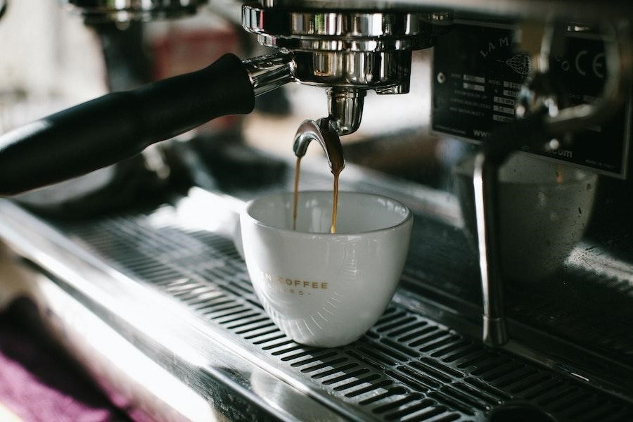 Expresso coffee machine with two channels