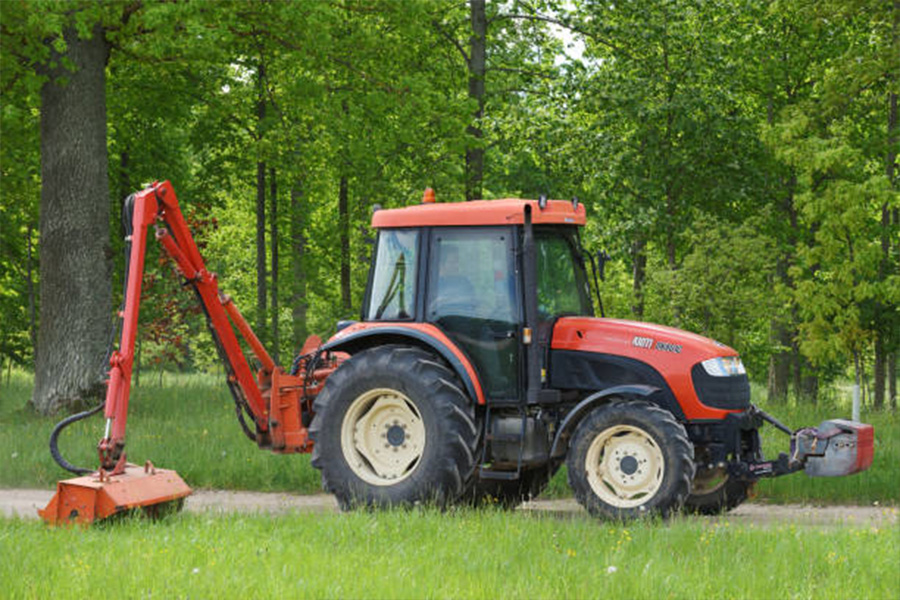 Traktor Kioti memotong rumput di taman