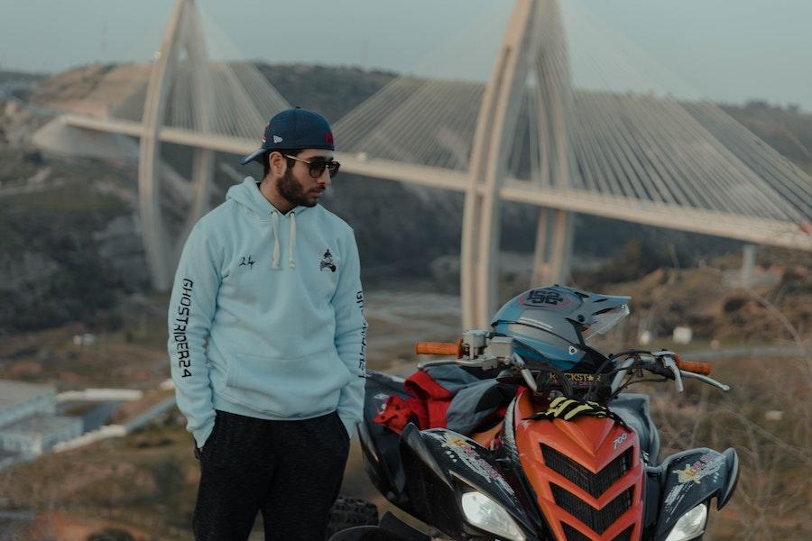 Hombre posando en una sudadera con capucha blanca